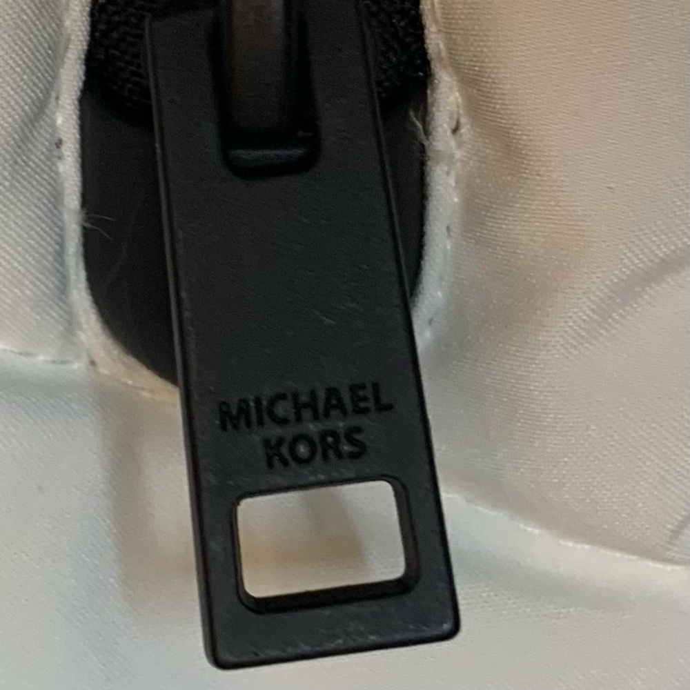 🌷HP🌷❤️🌟Price Drop🌟❤️Michael Kors Snowy White Puffer with Black Faux Fur Trim - Picture 15 of 16